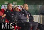27.02.2026, Fussball 1. Bundesliga 2025/2026, 24.Spieltag, FC Augsburg - 1.FC Köln, in der WWK-Arena Augsburg. Trainer Lukas Kwasniok (mitte, Köln) frustriert auf der Bank. re: Co-Trainer Rene Wagner, li: Co-Trainer Frank Kaspari (Köln).