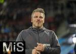 27.02.2026, Fussball 1. Bundesliga 2025/2026, 24.Spieltag, FC Augsburg - 1.FC Köln, in der WWK-Arena Augsburg. Trainer Lukas Kwasniok (Köln) nachdenklich  