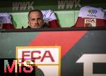 27.02.2026, Fussball 1. Bundesliga 2025/2026, 24.Spieltag, FC Augsburg - 1.FC Köln, in der WWK-Arena Augsburg. Trainer Manuel Baum (FC Augsburg) nachdenklich auf der Bank.
