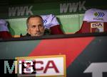27.02.2026, Fussball 1. Bundesliga 2025/2026, 24.Spieltag, FC Augsburg - 1.FC Köln, in der WWK-Arena Augsburg. Trainer Manuel Baum (FC Augsburg) nachdenklich auf der Bank.