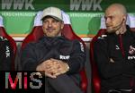27.02.2026, Fussball 1. Bundesliga 2025/2026, 24.Spieltag, FC Augsburg - 1.FC Köln, in der WWK-Arena Augsburg. Trainer Lukas Kwasniok (li, Köln) auf der Bank. re: Co-Trainer Rene Wagner,   