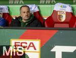 27.02.2026, Fussball 1. Bundesliga 2025/2026, 24.Spieltag, FC Augsburg - 1.FC Köln, in der WWK-Arena Augsburg. Trainer Manuel Baum (FC Augsburg) nachdenklich auf der Bank.