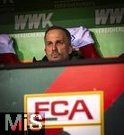 27.02.2026, Fussball 1. Bundesliga 2025/2026, 24.Spieltag, FC Augsburg - 1.FC Köln, in der WWK-Arena Augsburg. Trainer Manuel Baum (FC Augsburg) nachdenklich auf der Bank.
