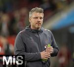 27.02.2026, Fussball 1. Bundesliga 2025/2026, 24.Spieltag, FC Augsburg - 1.FC Köln, in der WWK-Arena Augsburg. Trainer Lukas Kwasniok (Köln) nachdenklich  