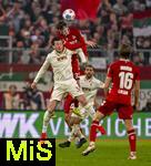 27.02.2026, Fussball 1. Bundesliga 2025/2026, 24.Spieltag, FC Augsburg - 1.FC Köln, in der WWK-Arena Augsburg. Michael Gregoritsch (Augsburg) gegen Rav van den Berg (1. FC Köln) 