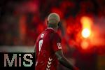 27.02.2026, Fussball 1. Bundesliga 2025/2026, 24.Spieltag, FC Augsburg - 1.FC K�ln, in der WWK-Arena Augsburg. Ragnar Ache (1.FC K�ln) im Pyro-Schein der Fankurve.