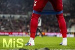 27.02.2026, Fussball 1. Bundesliga 2025/2026, 24.Spieltag, FC Augsburg - 1.FC Köln, in der WWK-Arena Augsburg. Gummiband an den Beinen beim aufwärmen eines Spielers