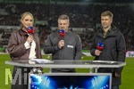 27.02.2026, Fussball 1. Bundesliga 2025/2026, 24.Spieltag, FC Augsburg - 1.FC Köln, in der WWK-Arena Augsburg. v.li: Katharina Kleinfeld, Moderatorin SKY-Sport, Trainer Lukas Kwasniok (Köln), Thomas Hitzlsperger (SKY-Experte)