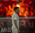 27.02.2026, Fussball 1. Bundesliga 2025/2026, 24.Spieltag, FC Augsburg - 1.FC Köln, in der WWK-Arena Augsburg. Kristjan Jakic (FC Augsburg) im Schein der Pyros
