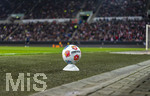27.02.2026, Fussball 1. Bundesliga 2025/2026, 24.Spieltag, FC Augsburg - 1.FC Köln, in der WWK-Arena Augsburg. Spielball liegt auf dem Hütchen bereit.