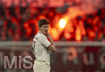 27.02.2026, Fussball 1. Bundesliga 2025/2026, 24.Spieltag, FC Augsburg - 1.FC Köln, in der WWK-Arena Augsburg. Kristjan Jakic (FC Augsburg) im Schein der Pyros