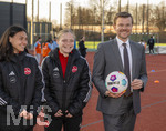 02.03.2026, Fussball  Eröffnung Niederlassung Mädchen an den Ball, in Nürnberg an der Maiacher Schule, Nürnbergs Oberbürgermeister Marcus König (re), Clara Fröhlich und Franziska Mai (1.FC Nürnberg Spielerinnen)