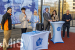 02.03.2026, Fussball  Eröffnung Niederlassung Mädchen an den Ball, in Nürnberg an der Maiacher Schule, Nürnbergs Oberbürgermeister Marcus König (3.v.re), Anna Seliger (3.v.li, MadB), Cornelia Trinkl (Sport und Schulreferentin Nürnberg), Yakub Altunas (BBBank), Zoran Malusic (VIVACTIV Krankenkasse),   