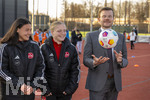 02.03.2026, Fussball  Eröffnung Niederlassung Mädchen an den Ball, in Nürnberg an der Maiacher Schule, Nürnbergs Oberbürgermeister Marcus König (re), Clara Fröhlich und Franziska Mai (1.FC Nürnberg Spielerinnen)