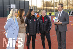 02.03.2026, Fussball  Eröffnung Niederlassung Mädchen an den Ball, in Nürnberg an der Maiacher Schule, Nürnbergs Oberbürgermeister Marcus König (re), Anna Seliger (li, MadB), Cornelia Trinkl (2.v.li, Sport und Schulreferentin Nürnberg), Clara Fröhlich und Franziska Mai (1.FC Nürnberg Spielerinnen)