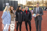 02.03.2026, Fussball  Eröffnung Niederlassung Mädchen an den Ball, in Nürnberg an der Maiacher Schule, Nürnbergs Oberbürgermeister Marcus König (re), Anna Seliger (li, MadB), Cornelia Trinkl (2.v.li, Sport und Schulreferentin Nürnberg), Clara Fröhlich und Franziska Mai (1.FC Nürnberg Spielerinnen)