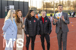 02.03.2026, Fussball  Eröffnung Niederlassung Mädchen an den Ball, in Nürnberg an der Maiacher Schule, Nürnbergs Oberbürgermeister Marcus König (re), Anna Seliger (li, MadB), Cornelia Trinkl (2.v.li, Sport und Schulreferentin Nürnberg), Clara Fröhlich und Franziska Mai (1.FC Nürnberg Spielerinnen)