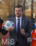 02.03.2026, Fussball  Eröffnung Niederlassung Mädchen an den Ball, an der Maiacher Schule in Nürnberg, Nürnbergs Oberbürgermeister Marcus König als Schirmherr mit einem Fussball.