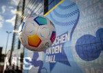 02.03.2026, Fussball  Eröffnung Niederlassung Mädchen an den Ball, an der Maiacher Schule in Nürnberg, Fussball fliegt durch die Luft, vor dem Logo von Mädchen. an den Ball.