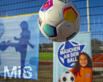 02.03.2026, Fussball  Eröffnung Niederlassung Mädchen an den Ball, an der Maiacher Schule in Nürnberg, Fussball fliegt durch die Luft, vor dem Logo von Mädchen. an den Ball.