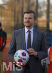 02.03.2026, Fussball  Eröffnung Niederlassung Mädchen an den Ball, an der Maiacher Schule in Nürnberg, Nürnbergs Oberbürgermeister Marcus König als Schirmherr mit einem Fussball.