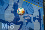 02.03.2026, Fussball  Eröffnung Niederlassung Mädchen an den Ball, an der Maiacher Schule in Nürnberg, Fussball fliegt durch die Luft, vor dem Logo von Mädchen. an den Ball.
