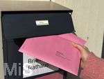 04.03.2026,  Die Wahl 2026 in Bayern wirft ihre Schatten voraus,  Kreistage, Stadträte, Gemeinderäte werden im Unterallgäu gewählt. Eine Wählerin wirft ihre Wahldokumente, Wahlzettel zur Brief-Wahl in den Postkasten des Rathauses ein. Hier in Bad Wörishofen Unterallgäu.