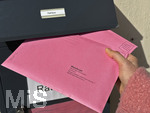 04.03.2026,  Die Wahl 2026 in Bayern wirft ihre Schatten voraus,  Kreistage, Stadträte, Gemeinderäte werden im Unterallgäu gewählt. Eine Wählerin wirft ihre Wahldokumente, Wahlzettel zur Brief-Wahl in den Postkasten des Rathauses ein. Hier in Bad Wörishofen Unterallgäu.