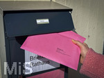 04.03.2026,  Die Wahl 2026 in Bayern wirft ihre Schatten voraus,  Kreistage, Stadträte, Gemeinderäte werden im Unterallgäu gewählt. Eine Wählerin wirft ihre Wahldokumente, Wahlzettel zur Brief-Wahl in den Postkasten des Rathauses ein. Hier in Bad Wörishofen Unterallgäu.