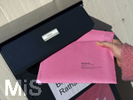 04.03.2026,  Die Wahl 2026 in Bayern wirft ihre Schatten voraus,  Kreistage, Stadträte, Gemeinderäte werden im Unterallgäu gewählt. Eine Wählerin wirft ihre Wahldokumente, Wahlzettel zur Brief-Wahl in den Postkasten des Rathauses ein. Hier in Bad Wörishofen Unterallgäu.