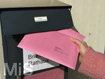 04.03.2026,  Die Wahl 2026 in Bayern wirft ihre Schatten voraus,  Kreistage, Stadträte, Gemeinderäte werden im Unterallgäu gewählt. Eine Wählerin wirft ihre Wahldokumente, Wahlzettel zur Brief-Wahl in den Postkasten des Rathauses ein. Hier in Bad Wörishofen Unterallgäu.