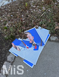 04.03.2026,  Die Wahl 2026 in Bayern wirft ihre Schatten voraus,  Kreistage, Stadträte, Gemeinderäte werden gewählt. 
AFD-Wahlplakate an der Strasse in Bad Wörishofen im Unterallgäu liegen beschädigt am Boden.