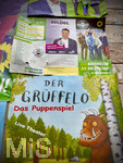 04.03.2026,  Die Wahl 2026 in Bayern wirft ihre Schatten voraus, Kreistage, Stadträte, Gemeinderäte werden gewählt. Wahlplakate der verschiedenen Parteien hängen hier in Bad Wörishofen im Unterallgäu (Bayern) an einer Plakatwand, zusammen mit einem Plakat für ein Kindertheater Der Grüffelo.