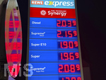04.03.2026, Bad Wörishofen in Bayern (Unterallgäu), Aktuelle Spritpreisanzeige an einer ESSO-Tankstelle am Abend, nach dem Kriegerischen Einfall der USA in Iran haben sich die Spritpreise erhöht.  