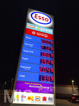 04.03.2026, Bad Wörishofen in Bayern (Unterallgäu), Aktuelle Spritpreisanzeige an einer ESSO-Tankstelle am Abend, nach dem Kriegerischen Einfall der USA in Iran haben sich die Spritpreise erhöht.  