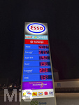 04.03.2026, Bad Wörishofen in Bayern (Unterallgäu), Aktuelle Spritpreisanzeige an einer ESSO-Tankstelle am Abend, nach dem Kriegerischen Einfall der USA in Iran haben sich die Spritpreise erhöht.  