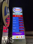 04.03.2026, Bad Wörishofen in Bayern (Unterallgäu), Aktuelle Spritpreisanzeige an einer ESSO-Tankstelle am Abend, nach dem Kriegerischen Einfall der USA in Iran haben sich die Spritpreise erhöht.  