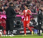 06.03.2026, Fussball Bundesliga 2025/2026, 25.Spieltag, FC Bayern München - Borussia Mönchengladbach, in der Allianz-Arena München,   Trainer Vincent Kompany (FC Bayern München) bedankt sich bei Luis Diaz (FC Bayern München) 


