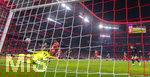 06.03.2026, Fussball Bundesliga 2025/2026, 25.Spieltag, FC Bayern München - Borussia Mönchengladbach, in der Allianz-Arena München, Torschuss zum 4:0 von Nicolas Jackson (FC Bayern München) gegen Torwart Moritz Nicolas (Borussia Mönchengladbach).


