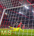 06.03.2026, Fussball Bundesliga 2025/2026, 25.Spieltag, FC Bayern München - Borussia Mönchengladbach, in der Allianz-Arena München, Torschuss zum 4:0 von Nicolas Jackson (FC Bayern München) gegen Torwart Moritz Nicolas (Borussia Mönchengladbach).


