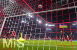 06.03.2026, Fussball Bundesliga 2025/2026, 25.Spieltag, FC Bayern München - Borussia Mönchengladbach, in der Allianz-Arena München, Torschuss zum 4:0 von Nicolas Jackson (FC Bayern München) gegen Torwart Moritz Nicolas (Borussia Mönchengladbach).


