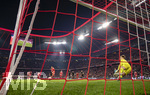 06.03.2026, Fussball Bundesliga 2025/2026, 25.Spieltag, FC Bayern München - Borussia Mönchengladbach, in der Allianz-Arena München, Torschuss zum 3:0 von Jamal Musiala (li, Bayern München), re: Torwart Moritz Nicolas (Borussia Mönchengladbach) schut dem Ball hinterher.


