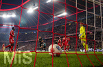 06.03.2026, Fussball Bundesliga 2025/2026, 25.Spieltag, FC Bayern München - Borussia Mönchengladbach, in der Allianz-Arena München, Torschuss zum 3:0 von Jamal Musiala (Bayern München) der jubelnd abdreht, re: Torwart Moritz Nicolas (Borussia Mönchengladbach) frustriert.  


