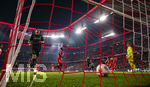 06.03.2026, Fussball Bundesliga 2025/2026, 25.Spieltag, FC Bayern München - Borussia Mönchengladbach, in der Allianz-Arena München, Torschuss zum 3:0 von Jamal Musiala (Bayern München) der jubelnd abdreht, re: Torwart Moritz Nicolas (Borussia Mönchengladbach) frustriert.  


