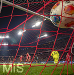 06.03.2026, Fussball Bundesliga 2025/2026, 25.Spieltag, FC Bayern München - Borussia Mönchengladbach, in der Allianz-Arena München, Torschuss zum 3:0 von Jamal Musiala (mitte, Bayern München) der jubelnd abdreht, re: Torwart Moritz Nicolas (Borussia Mönchengladbach) frustriert.  


