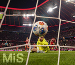 06.03.2026, Fussball Bundesliga 2025/2026, 25.Spieltag, FC Bayern München - Borussia Mönchengladbach, in der Allianz-Arena München, Torschuss zum 1:0 von Luis Diaz (re, FC Bayern München), Torwart Moritz Nicolas (Borussia Mönchengladbach) schaut dem Ball hinterher. 


