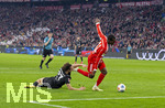 06.03.2026, Fussball Bundesliga 2025/2026, 25.Spieltag, FC Bayern München - Borussia Mönchengladbach, in der Allianz-Arena München, Elfmeter-Szene, Foul von Rocco Reitz (Borussia Mönchengladbach) an Nicolas Jackson (FC Bayern München) im Strafraum, hinten schaut Schiedsrichter Robert Schröder genau hin und pfeift dann Elfmeter.