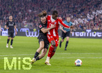 06.03.2026, Fussball Bundesliga 2025/2026, 25.Spieltag, FC Bayern München - Borussia Mönchengladbach, in der Allianz-Arena München, Elfmeter-Szene, Foul von Rocco Reitz (li, Borussia Mönchengladbach) an Nicolas Jackson (FC Bayern München) im Strafraum, hinten schaut Schiedsrichter Robert Schröder genau hin und pfeift dann Elfmeter.