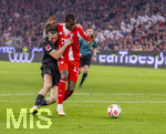 06.03.2026, Fussball Bundesliga 2025/2026, 25.Spieltag, FC Bayern München - Borussia Mönchengladbach, in der Allianz-Arena München, Elfmeter-Szene, Foul von Rocco Reitz (li, Borussia Mönchengladbach) an Nicolas Jackson (FC Bayern München) im Strafraum, hinten schaut Schiedsrichter Robert Schröder genau hin und pfeift dann Elfmeter.