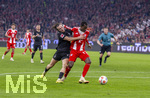 06.03.2026, Fussball Bundesliga 2025/2026, 25.Spieltag, FC Bayern München - Borussia Mönchengladbach, in der Allianz-Arena München, Elfmeter-Szene, Foul von Rocco Reitz (li, Borussia Mönchengladbach) an Nicolas Jackson (FC Bayern München) im Strafraum, hinten schaut Schiedsrichter Robert Schröder genau hin und pfeift dann Elfmeter.